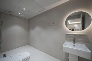 Basic Twin Room | Bathroom | Shower, hair dryer, towels, soap - DEUMEU HOTEL (Changwon)