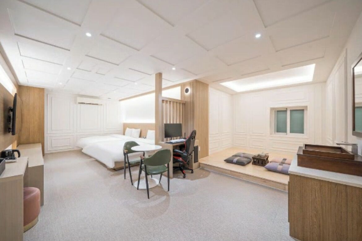Premium Twin Room | Desk, free WiFi