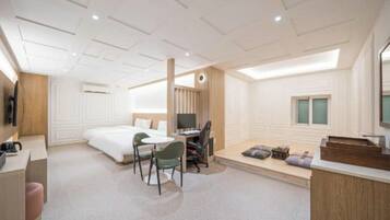 Premium Twin Room | Desk, free WiFi
