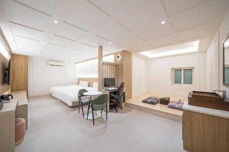 Premium Twin Room. DEUMEU HOTEL