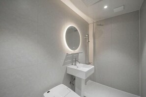 Habitación doble estándar | Baño | Regadera, secadora de cabello, toallas, jabón 