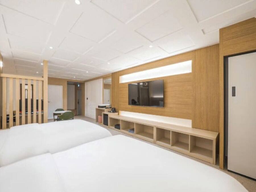 Premium Twin Room | Desk, free WiFi