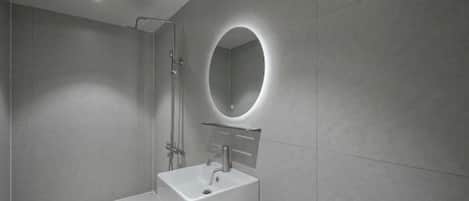 Habitación doble clásica | Baño | Regadera, secadora de cabello, toallas, jabón