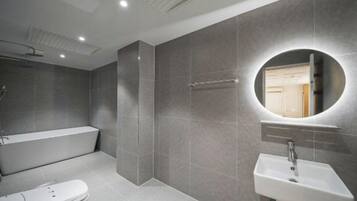 Premium Twin Room | Bathroom | Shower, hair dryer, towels, soap