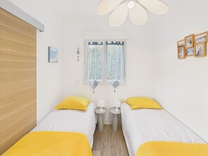 2 bedrooms, free WiFi - House for 4, garden & beach walk (Loctudy)