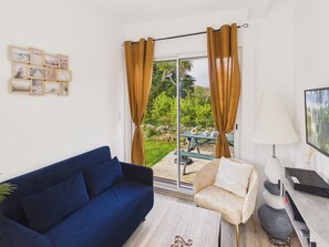 TV - House for 4, garden & beach walk (Loctudy)