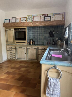 Private kitchen - Villa BOUGAINVILLEA, magnificent villa on the heights of Vence. (Vence)
