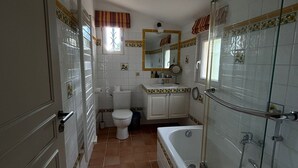 A bathroom with a toilet, sink, bathtub, and shower. - Villa BOUGAINVILLEA, magnificent villa on the heights of Vence. (Vence)