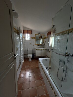 Hair dryer, towels, toilet paper - Villa BOUGAINVILLEA, magnificent villa on the heights of Vence. (Vence)