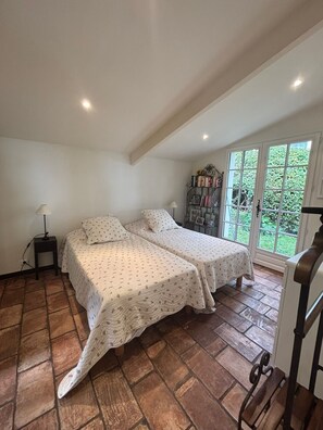 3 bedrooms, iron/ironing board, Internet, bed sheets - Villa BOUGAINVILLEA, magnificent villa on the heights of Vence. (Vence)