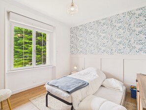 2 chambres, fer et planche à repasser
