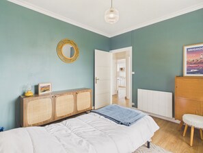 2 chambres, fer et planche à repasser