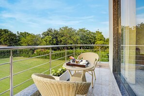 Deluxe-Villa, Balkon, Gartenblick | Unterkunftsgelände