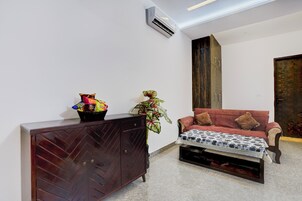 Deluxe Villa, Balcony, Garden View | Interior