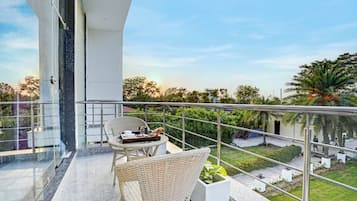 Villa Deluxe, balcón, vistas al jardín | Restaurante al aire libre