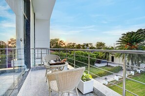 Villa Deluxe, balcon, vue jardin | Restauration extérieure