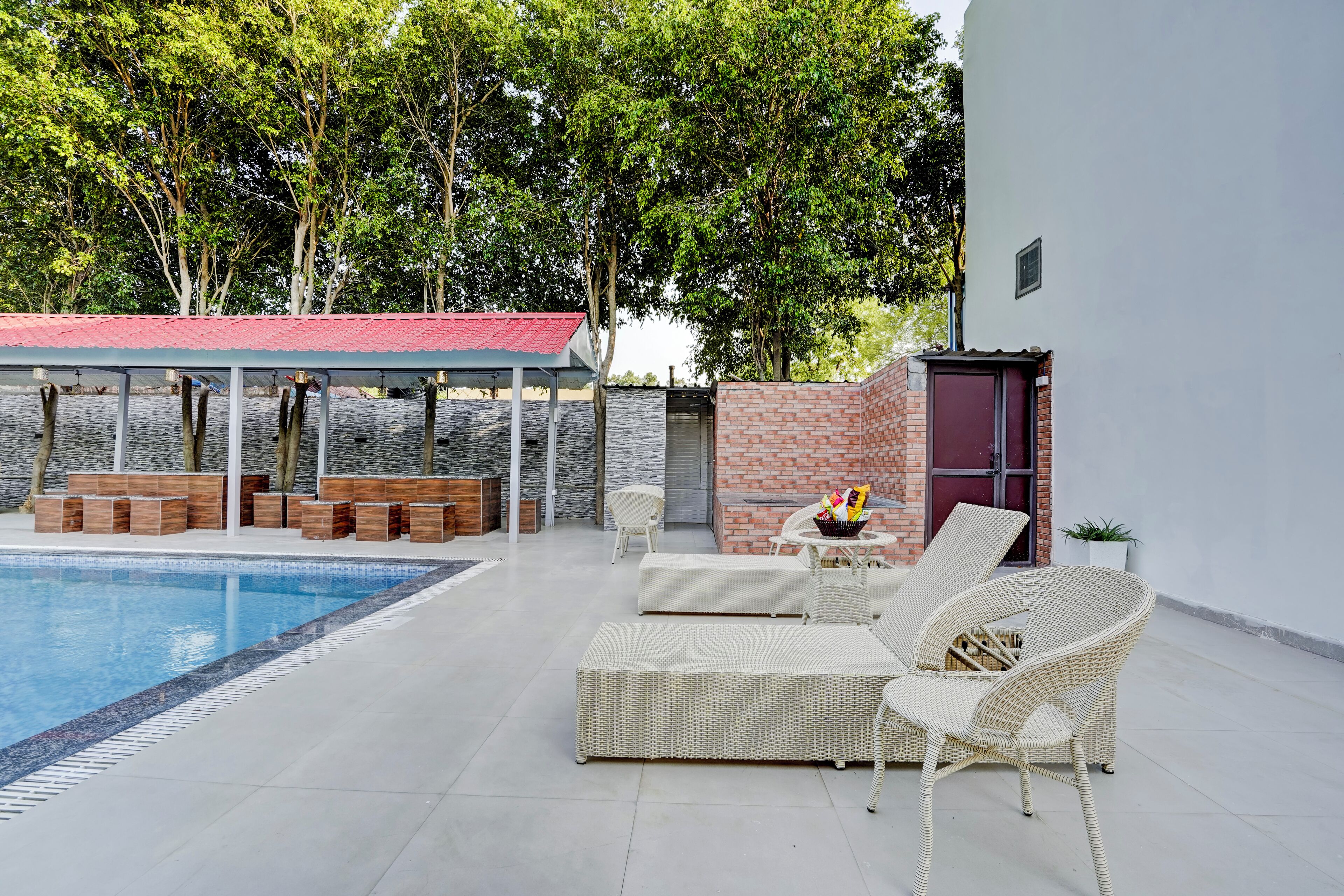 Una piscina al aire libre