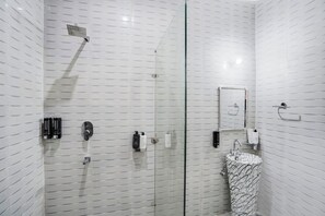 Deluxe-Villa, Balkon, Gartenblick | Badezimmer