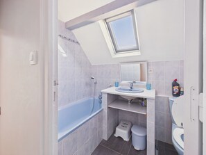 Shower, hair dryer - Family home: beach walk, garden & BBQ (Le Pouliguen)