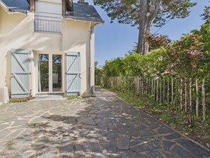 Property grounds - Family home: beach walk, garden & BBQ (Le Pouliguen)