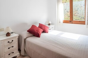 Room - Residencia occitania-building complex with 5 apartments (Calonge)