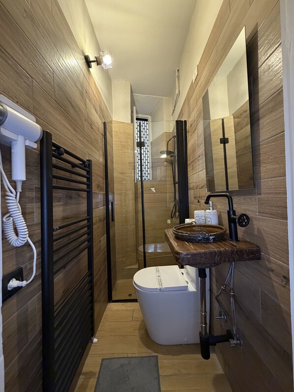 Standard Double Room, Non Smoking | Bathroom | Free toiletries, towels, soap, shampoo - Guest Housa Santa Giustina (Lucca)