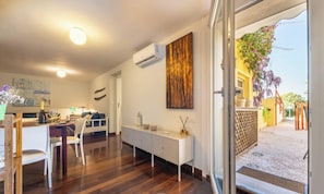 Ein modernes Interieur mit Essbereich, einem weißen Konsolentisch und Blick ins Freie.