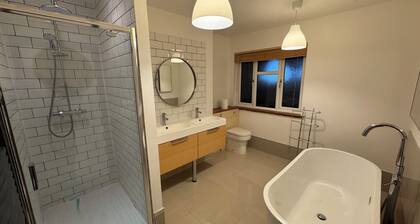 Bright 3-Bed Flat • Town Centre • Walk to Uni & Shops