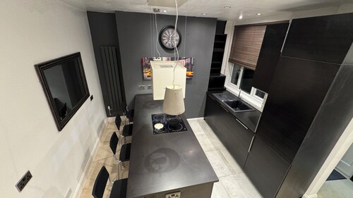 Bright 3-Bed Flat • Town Centre • Walk to Uni & Shops