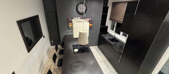 Bright 3-Bed Flat • Town Centre • Walk to Uni & Shops