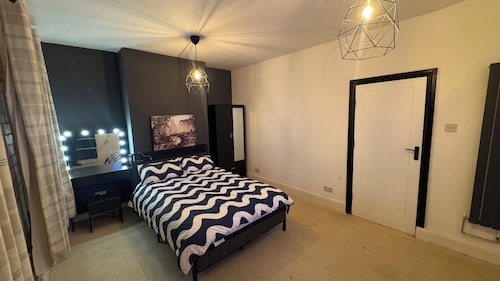Bright 3-Bed Flat • Town Centre • Walk to Uni & Shops