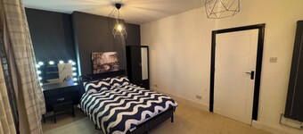 Bright 3-Bed Flat • Town Centre • Walk to Uni & Shops