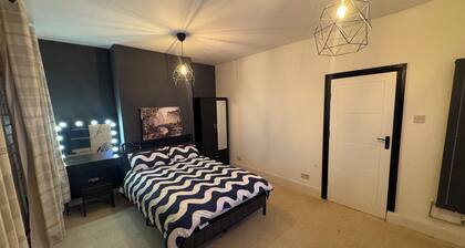 Bright 3-Bed Flat • Town Centre • Walk to Uni & Shops