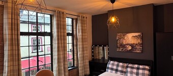 Bright 3-Bed Flat • Town Centre • Walk to Uni & Shops