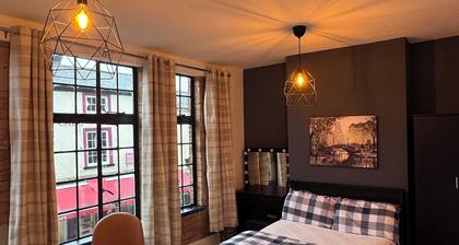 Bright 3-Bed Flat • Town Centre • Walk to Uni & Shops
