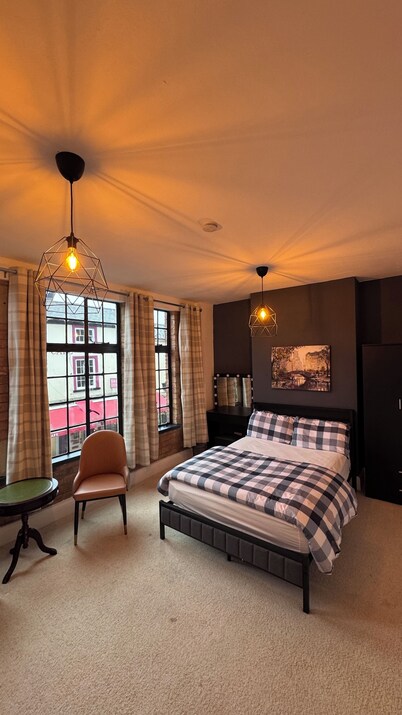 Bright 3-Bed Flat • Town Centre • Walk to Uni & Shops