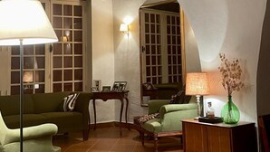 A cozy living room with a high arched ceiling, green sofas, a wooden coffee table, and a green vase with dried flowers. - Rent house very beautiful mas provençal south Luberon - 10 beds (Mérindol)