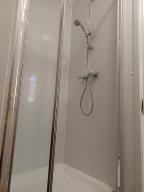 タオル、トイレットペーパー