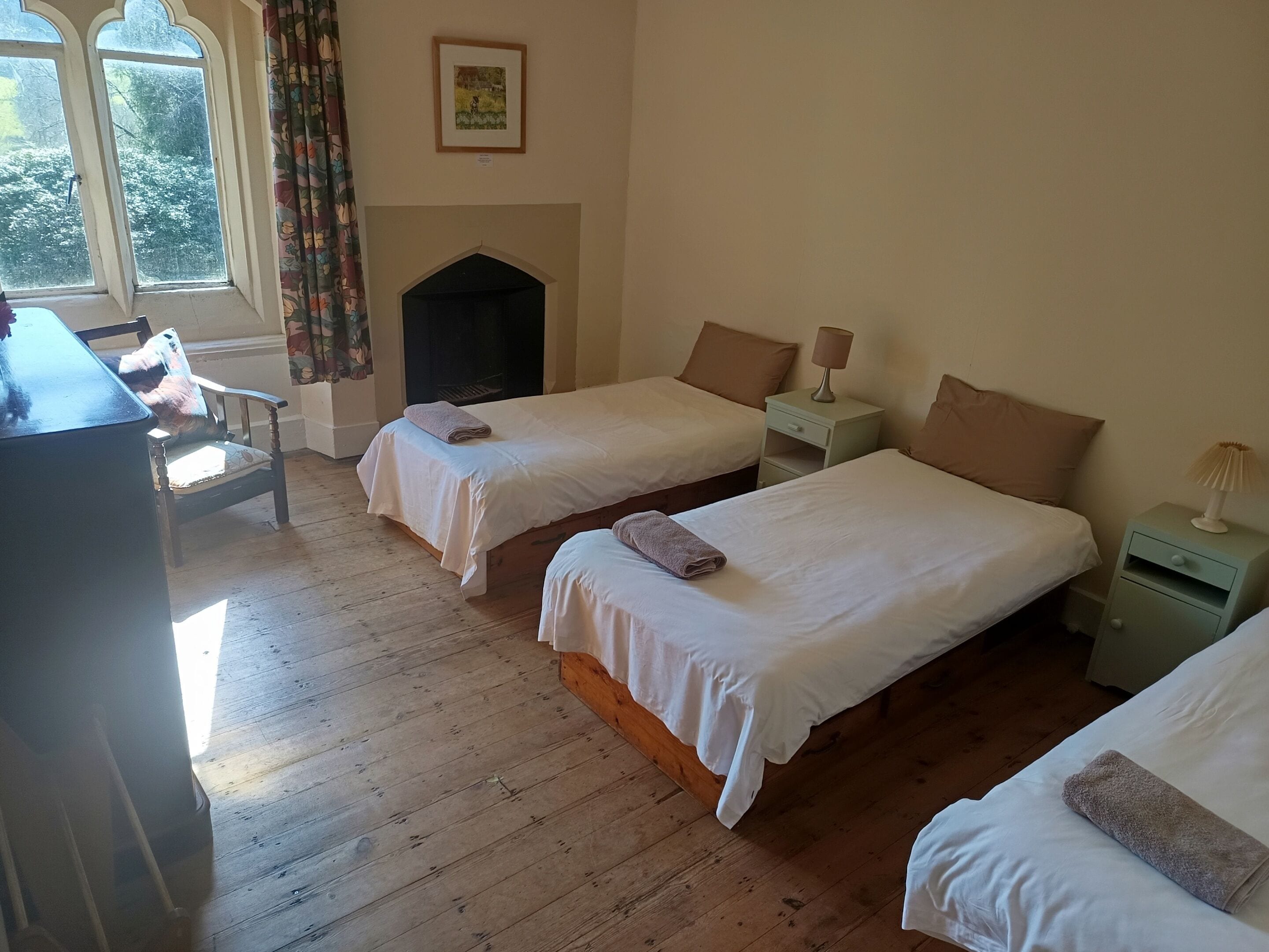 Quarto triplo, banheiro compartilhado