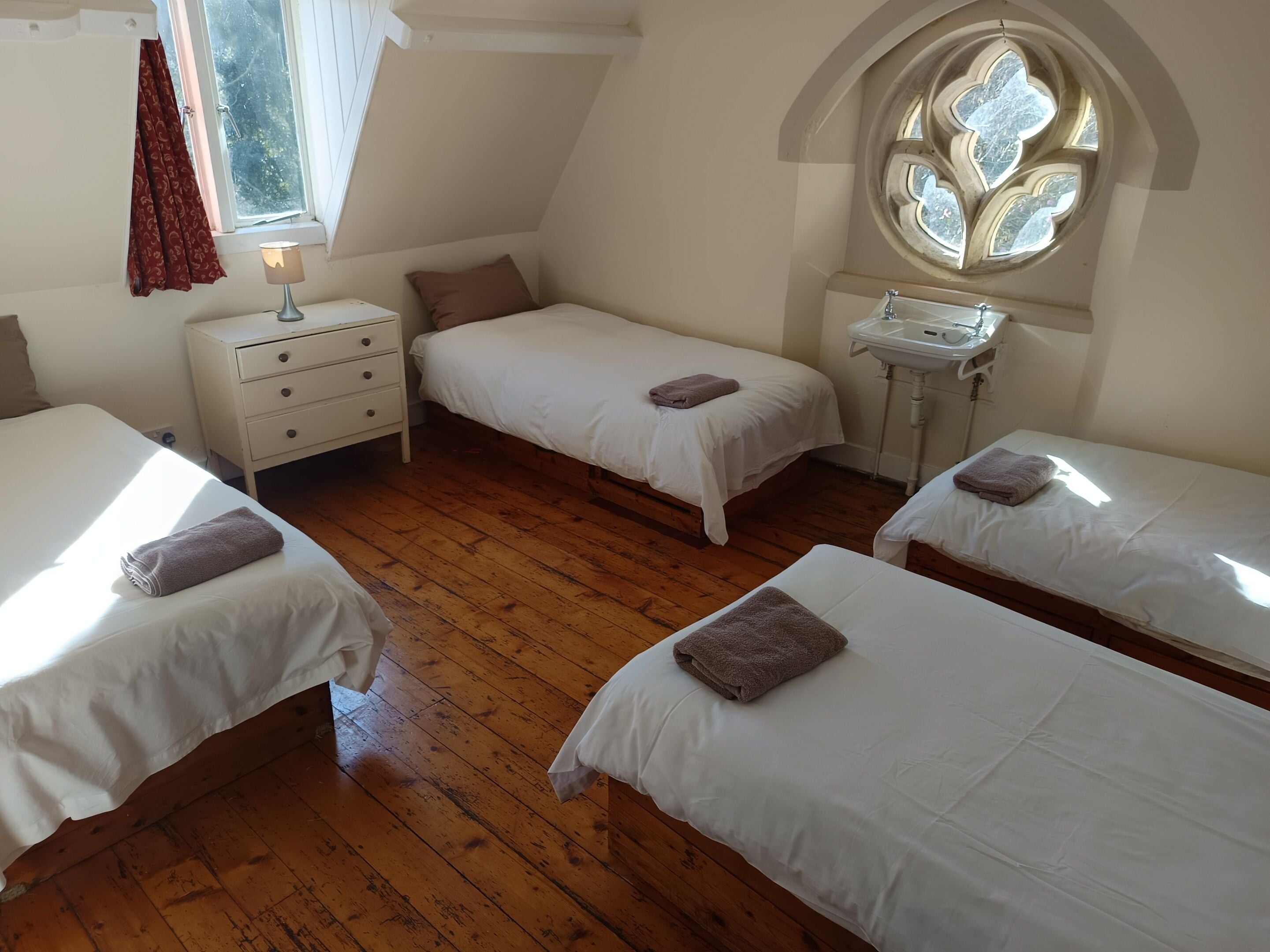 Quarto quádruplo, banheiro compartilhado