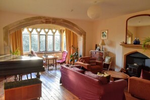 Living area - Monkton Wyld Court (Bridport)