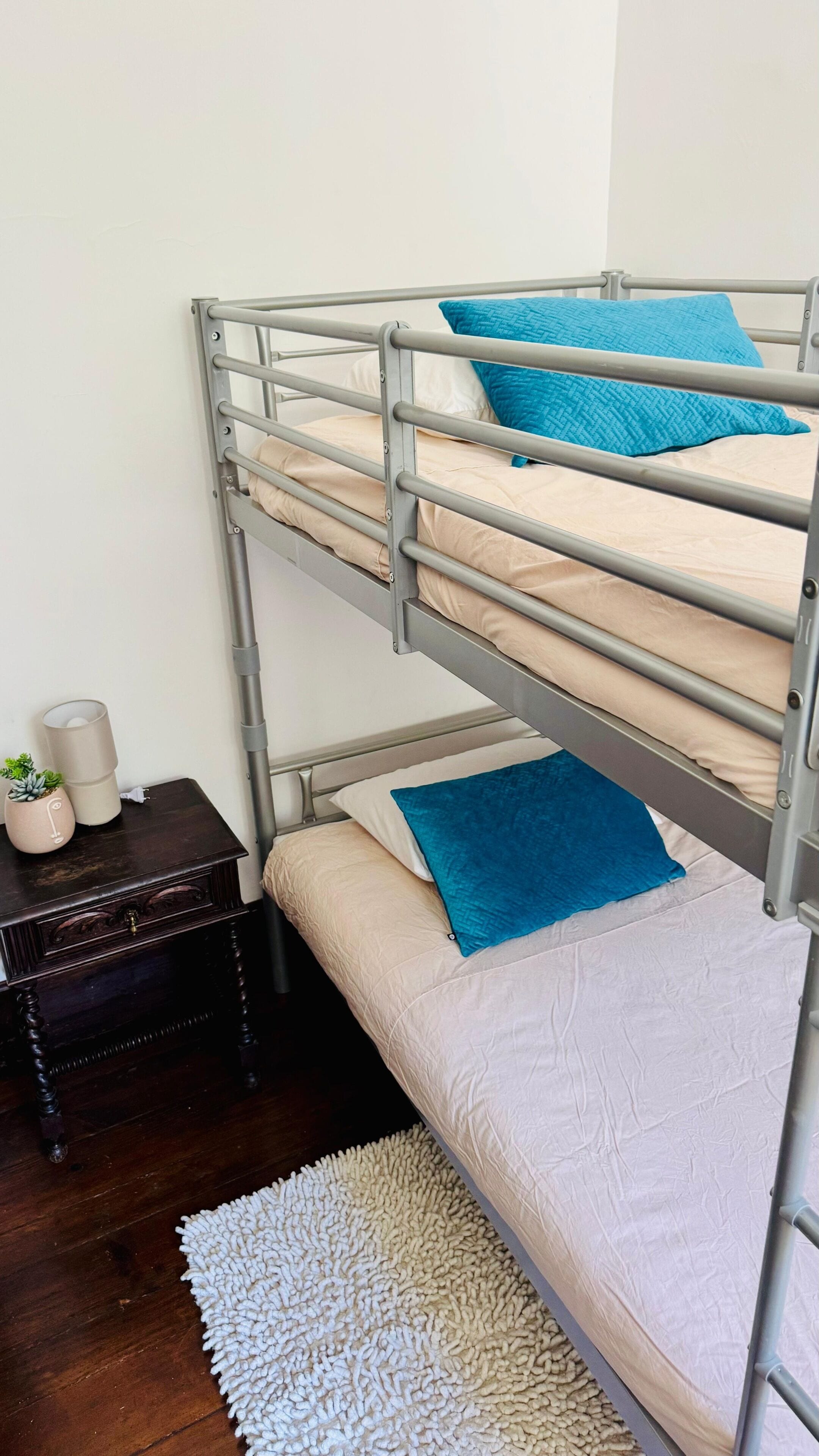 Dormitorio compartido, solo para mujeres, vista al jardín