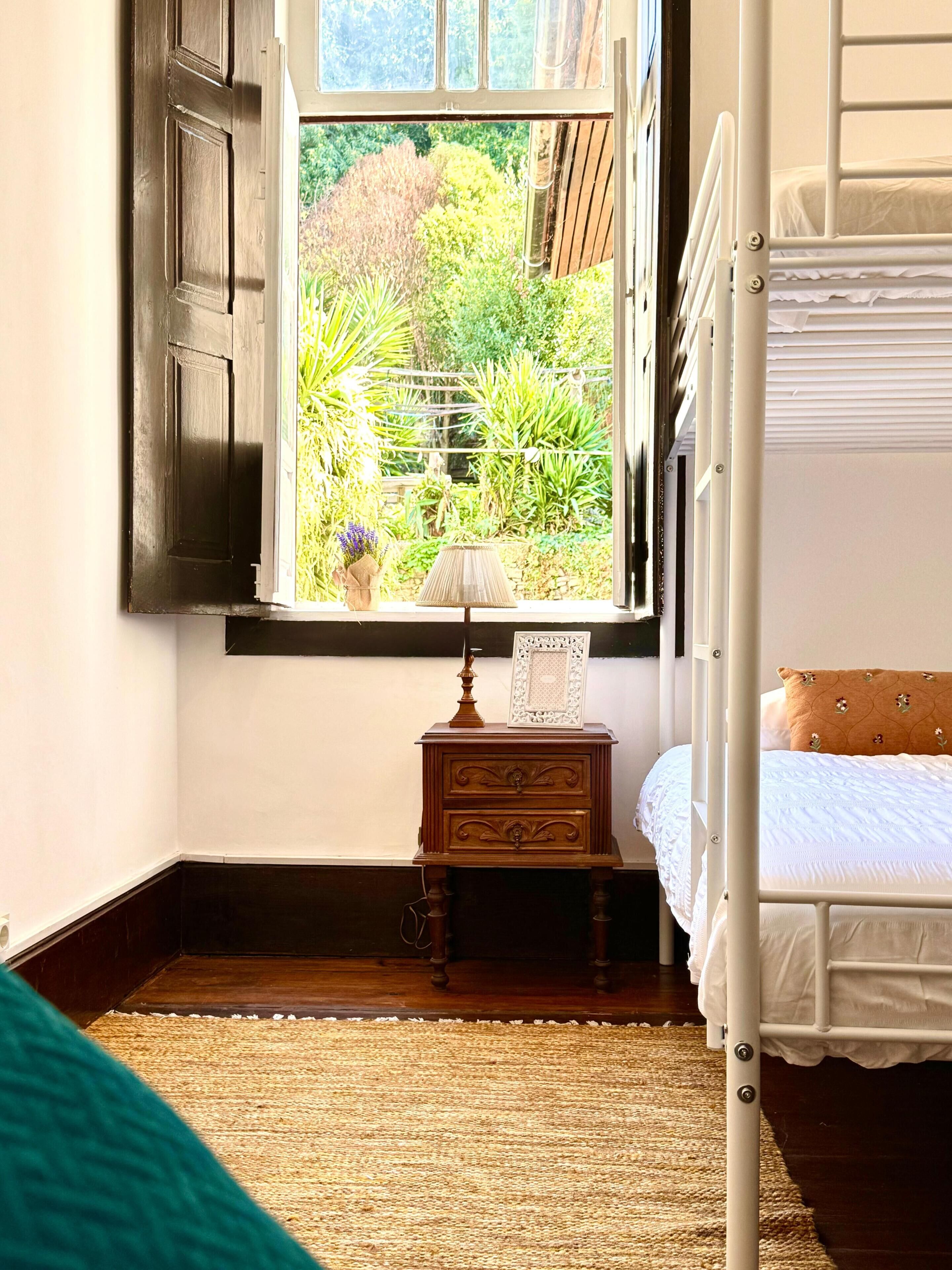 Dormitorio compartido, solo para hombres, vista al jardín