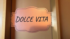 Ein Schild mit dem Schriftzug 'DOLCE VITA' an einer Wand.