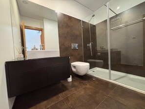 Bathroom - Vrbo Property (Esposende)