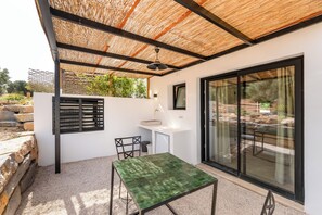 Outdoor dining - UMA CASA RURAL is a true Algarvian village with Suites and independent Studios (Faro)