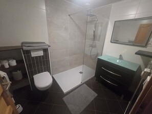 Shower, hair dryer, towels, soap - Renovated farmhouse (Villard)