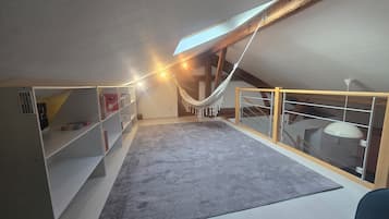 5 bedrooms, iron/ironing board, WiFi, bed sheets