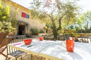 Outdoor dining - Stone mill near Uzès (Deaux)