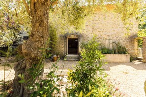 Exterior - Stone mill near Uzès (Deaux)